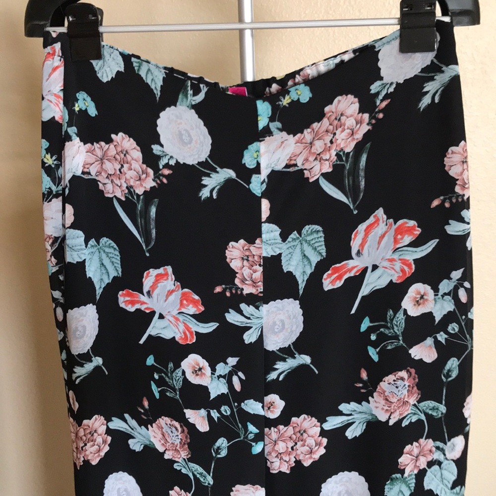 VINCE CAMUTO pants floral sheer with black liner